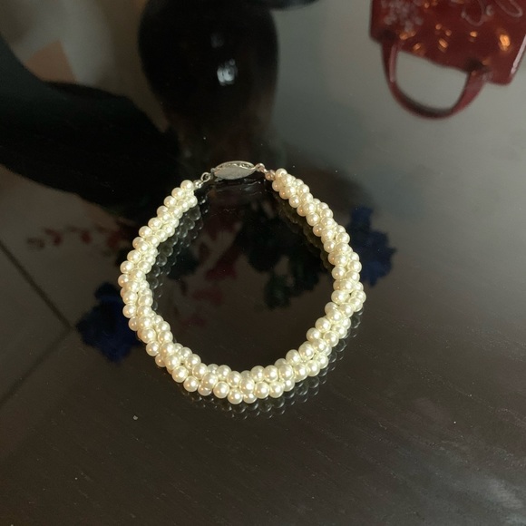 Twisted white faux pearls bracelet🤍 - Picture 4 of 8